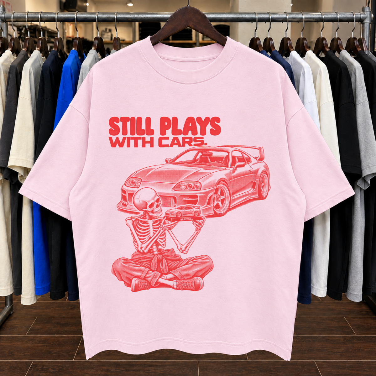 SIGUE JUGANDO CON CARROS. - Camiseta Oversized