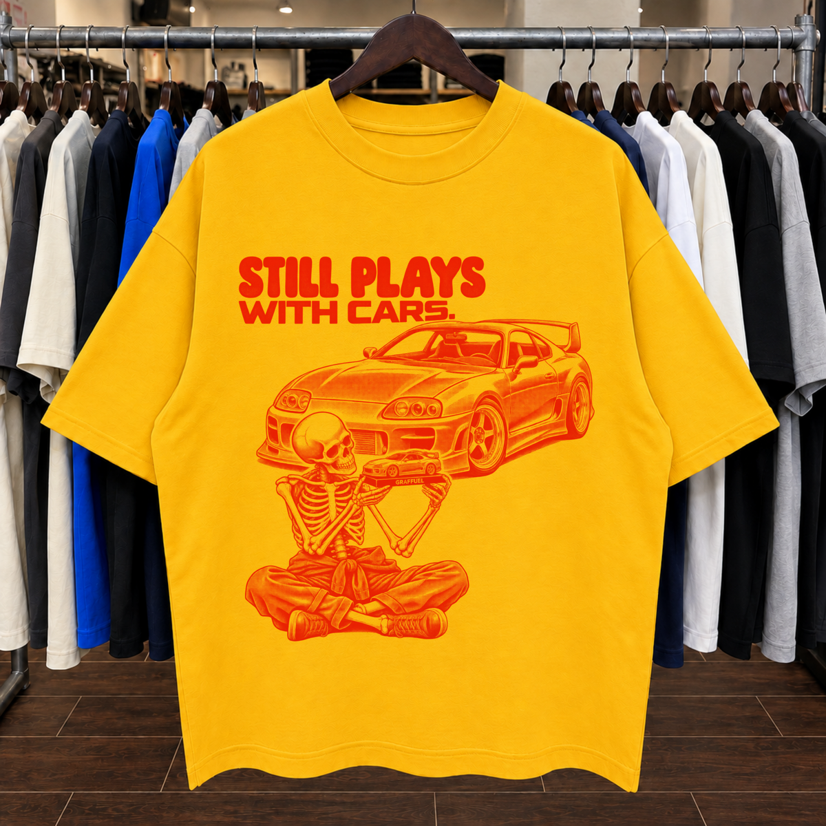 SIGUE JUGANDO CON CARROS. - Camiseta Oversized