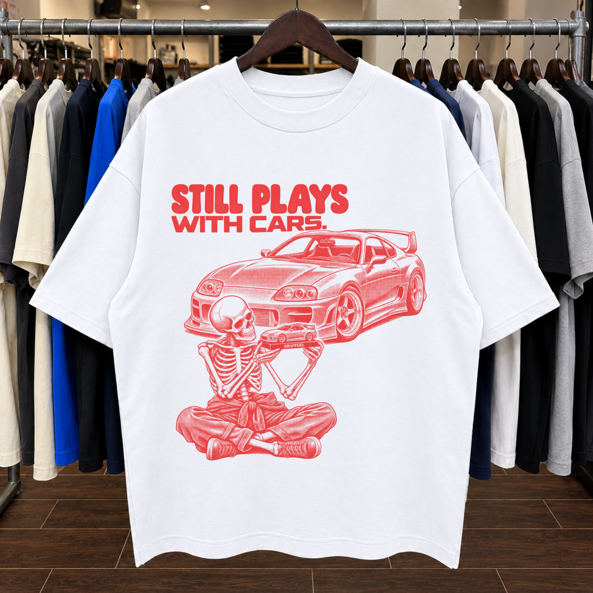 SIGUE JUGANDO CON CARROS. - Camiseta Oversized