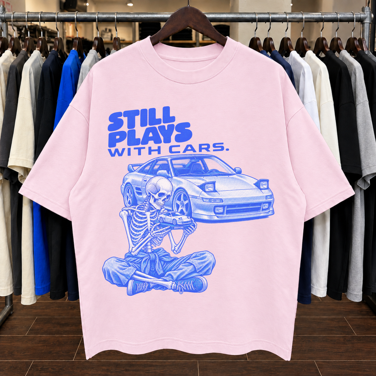 SIGUE JUGANDO CON CARROS. - Camiseta Oversized