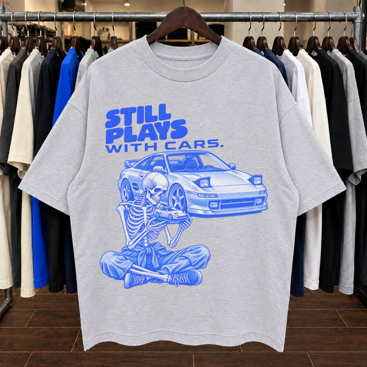 SIGUE JUGANDO CON CARROS. - Camiseta Oversized