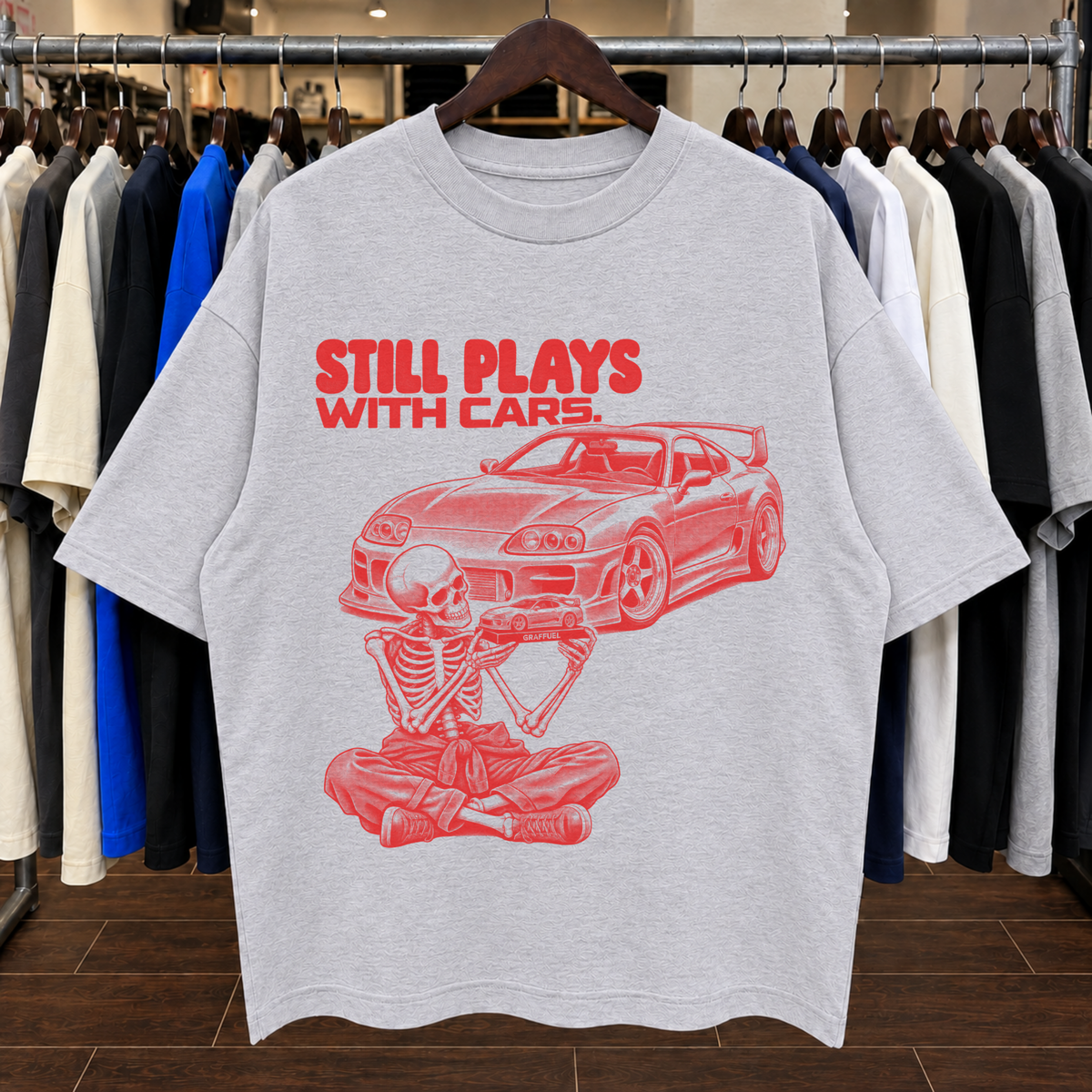 SIGUE JUGANDO CON CARROS. - Camiseta Oversized