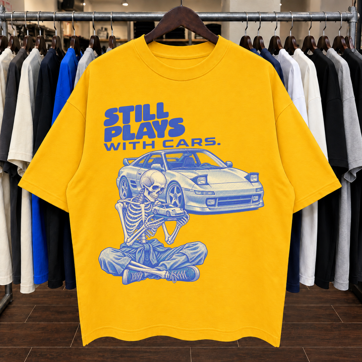 SIGUE JUGANDO CON CARROS. - Camiseta Oversized