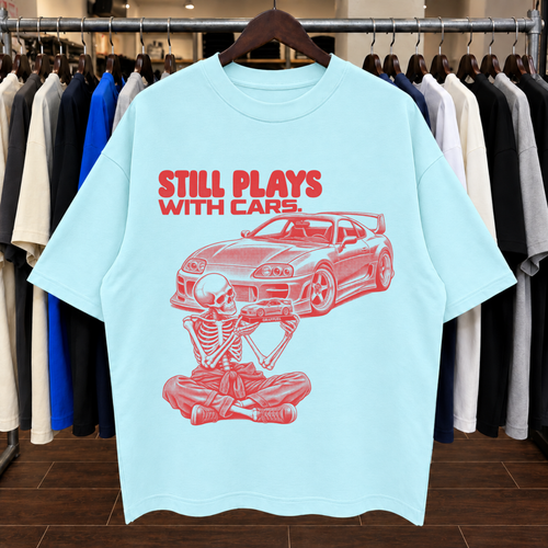 SIGUE JUGANDO CON CARROS. - Camiseta Oversized